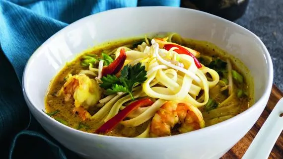 Тайский куриный суп с лапшой