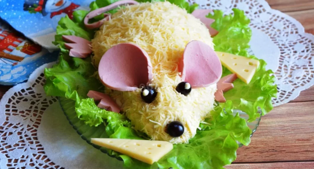Сырный салат с колбасой мышка