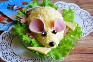 Сырный салат с колбасой мышка