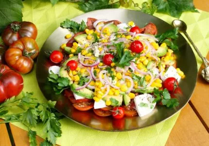 Кукурузный салат с помидорами черри